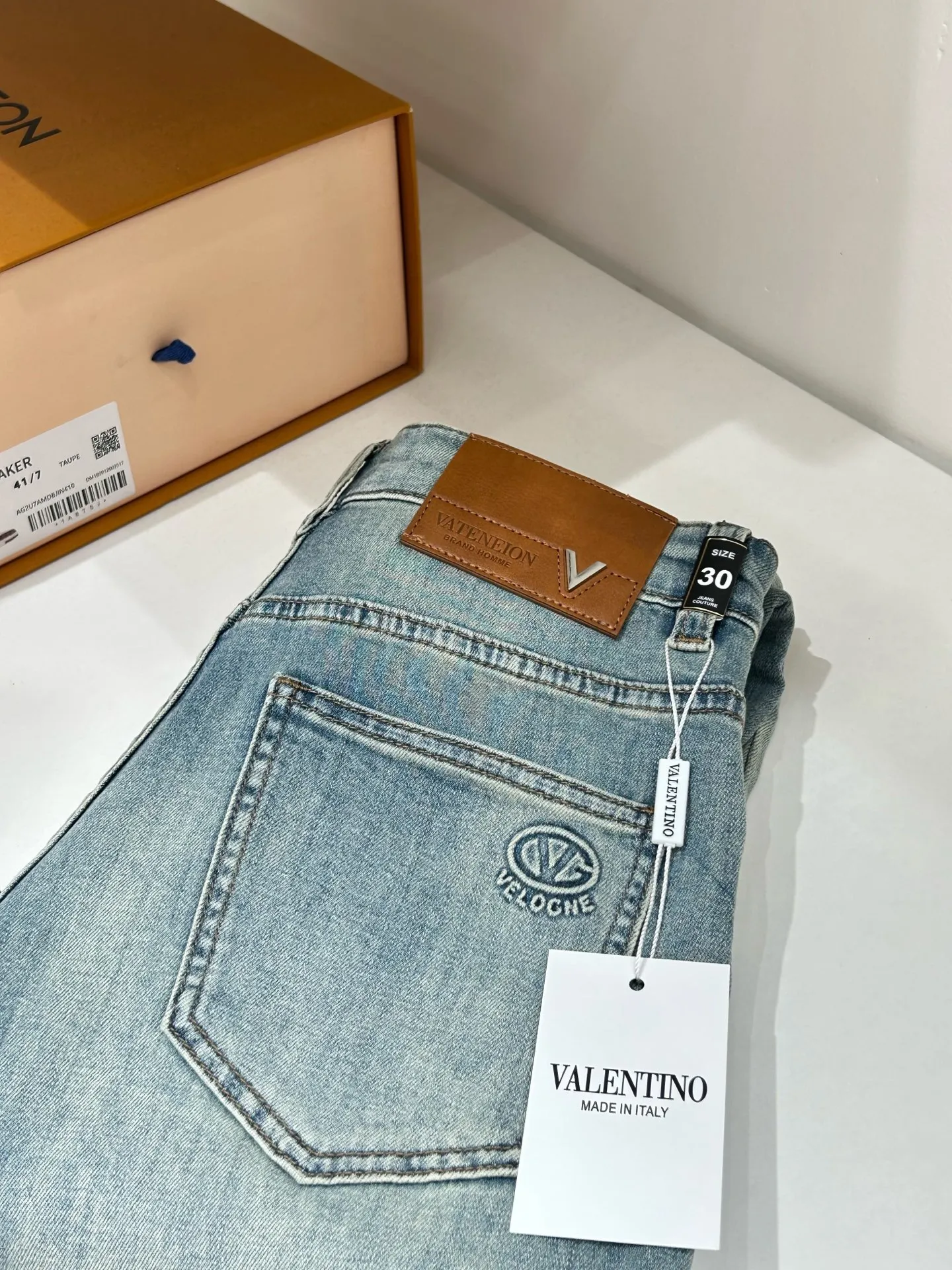 Valentino🎉🎉2026 summer latest⚡️ launches new men’s jeans! Heavy-duty washed denim fabric, customized fabric is softer and more comfortable than ordinary denim fabric! Ultra-heavy industrial washing process and dual-process washing. The entire pair of pants has a comfortable hand feel, and the level of fineness and breathable effect are top-notch. All hardware brand logos are custom-made, and the materials are selected with the best attributes. The elasticity of the fabric is very good and the comfort is great! The low-key design style is simple and elegant. Cross-border foreign trade channels! The repurchase rate is extremely high 👍. Sizes: 28-38 no 35,37